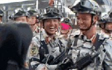 Hàng triệu người theo dõi clip cô gái tặng hoa chàng quân nhân với nụ cười bẽn lẽn: Chính chủ hé lộ tin hot!