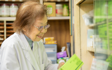 Nữ dược sĩ già nhất thế giới 103 tuổi vẫn minh mẫn, làm việc thoăn thoắt: Nhờ 8 động tác làm ngay trên giường