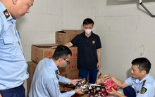 Hàng nghìn gói chân, cánh gà, xúc xích nhập lậu suýt bị tuồn ra thị trường