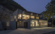 Biệt thự của vợ chồng già ở lưng chừng núi khiến hàng xóm ngỡ ngàng: Thiết kế ‘‘không giống ai’’, diện tích 450m2 đủ cho 3 thế hệ