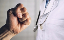 Nỗi niềm bác sĩ suýt bị người nhà bệnh nhân tấn công sau cấp cứu trẻ sơ sinh