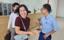 Chủ nhân tờ vé số trúng giải đặc biệt bị rách nhận tiền trúng thưởng