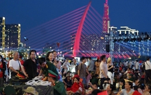 Hàng ngàn người đổ về Quận 1, cắm trại sẵn chờ xem diễu binh 30/4