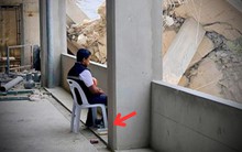 Bức ảnh người đàn ông ngồi thất thần nhìn toà nhà đổ nát sau trận động đất ở Bangok viral toàn mạng, phóng to cận cảnh bên dưới càng bất ngờ