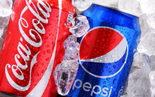 Pepsi thất thế trước Coca: Hậu quả từ chiến lược tập trung làm đồ ăn của hãng giải khát, doanh số đồ uống giảm 32%, đành phải quay về với cuộc chiến ‘Cola’ thập niên 1980