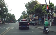 Vụ xe biển xanh vượt đèn đỏ ở Bình Dương: Tài xế nói lý do không ngờ