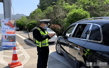 Người đàn ông bỏ hơn 1 tỷ đồng mua ô tô mới, vừa lái ra đường đã bị chặn lại, CSGT tuyên bố: Trừ điểm trên giấy phép lái xe và nộp phạt