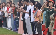 Hàng nghìn người đổ về Quảng trường Ba Đình dự lễ chào cờ dịp 30/4