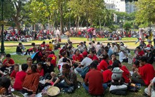 Cảnh tượng sau lễ diễu binh 30/4: Người dân cắm trại giữa công viên, nghỉ lấy sức để "camp chỗ" xem pháo hoa, kỵ binh