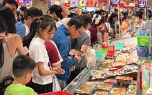 Trung tâm thương mại chật cứng người mua sắm, ăn uống ngày lễ 30/4