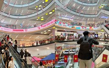 Tấm lưới tại Vạn Hạnh Mall thay đổi đúng dịp lễ 30/4: Người hiếu kỳ, người thích thú chụp ảnh
