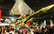 Hàng nghìn người đổ về Bảo tàng Lịch sử Quân sự Việt Nam trong ngày đại lễ 30/4