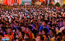 Ngay lúc này: Phố đi bộ Nguyễn Huệ chật kín người chờ xem pháo hoa đêm 30/4