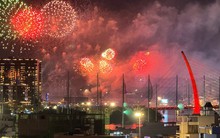 Nức lòng 'đại tiệc' pháo hoa mừng 50 năm thống nhất đất nước