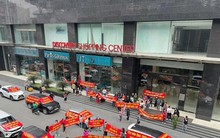 Dân chung cư Hà Nội dàn ô tô băng rôn đòi 'sổ đỏ'