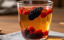 Loại quả màu tím đen giá chỉ vài nghìn/kg bán đầy ngoài chợ Việt mùa này làm thức uống siêu tốt cho da