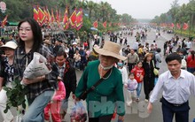 Hàng vạn người dân đổ về Đền Hùng dâng hương