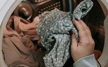 Chuyên gia cảnh báo thói quen giặt quần áo phổ biến khiến vi khuẩn phát triển gấp 10.000 lần