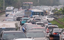 Đường vào Đền Hùng tắc 'không lối thoát', du khách bỏ xe xuống đi bộ