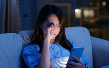 99% người có thói quen tắt đèn, xem điện thoại vào ban đêm sẽ mắc 4 chứng bệnh nguy hiểm này, hãy NGỪNG ngay khi còn có thể!