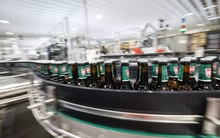 Thuế bia của ông Trump có quét bay 100.000 việc làm tại EU