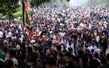 Ảnh: Hàng vạn du khách đổ về Đền Hùng trước ngày giỗ Tổ, du khách chen chân từng chút một lên đền Hạ