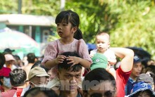 Biển người đội nắng đổ về Thảo Cầm Viên