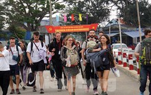 Khách Tây nườm nượp ra Cát Bà ngày cuối nghỉ lễ