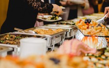 2 vị khách mua suất buffet 300.000 đồng/người ngồi từ trưa đến tối, gói 20kg thịt đem về vẫn khẳng định: “Ăn vậy chưa đủ nhiều”