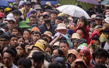 Đền Hùng kẹt cứng dòng người, nhiều trẻ nhỏ mệt mỏi trên đường hành hương