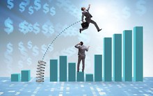 VDSC: “Đáy của sự tiêu cực” đã hiện hữu, những tín hiệu tốt từ các vòng đàm phán giữa Việt Nam và Mỹ sẽ là chất xúc tác cho thị trường phục hồi