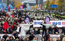 Không còn "lá chắn", vợ chồng cựu tổng thống Hàn Quốc bị điều tra hàng loạt?