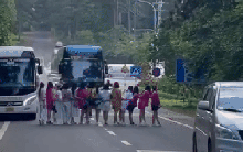 Ngán ngẩm nhóm du khách nữ dàn hàng ngang giữa đường để chụp ảnh "đu trend" tại điểm du lịch nổi tiếng