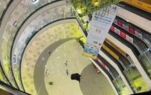 Thêm một nạn nhân tử vong ở trung tâm thương mại TPHCM nghi rơi lầu