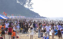 Hàng nghìn du khách ‘phủ kín’ bãi biển Thiên Cầm dịp nghỉ lễ