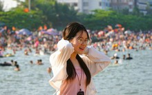Hình ảnh bất ngờ biển Sầm Sơn ngày đầu kỳ nghỉ lễ 30-4 và 1-5