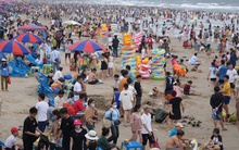 Bãi biển Vũng Tàu đông chưa từng có, khách vẫn đang đổ về nườm nượp