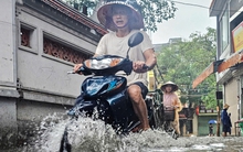 Nhiều tuyến đường ở Hà Nội ngập sâu sau trận mưa lớn sáng 1/5
