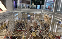 Một TTTM chung chủ với Vạn Hạnh Mall cũng bất ngờ lắp đặt tấm lưới bảo vệ, thu hút sự chú ý của đông đảo dân tình