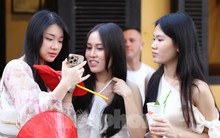 Dòng người ùn ùn đổ về Hội An