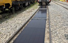 Cận cảnh nhà máy điện mặt trời đầu tiên xây ngay trên đường ray xe lửa
