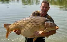 Người đàn ông sốc nặng khi bắt được con cá chép khổng lồ nặng 48kg