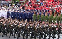 Hàng vạn người đội mưa tham gia diễu hành chào mừng 70 năm Ngày giải phóng Hải Phòng