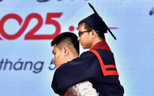 Đôi bạn thân tái hiện hình ảnh '10 năm cõng bạn' tại lễ tốt nghiệp gây xúc động