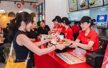 Cuộc chiến gà rán ở Việt Nam: Jollibee 'đe dọa' vị trí lớn nhất của Lotteria với 213 cửa hàng, báo lãi tăng 20% trong năm 2024