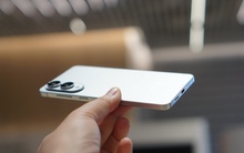 Cận cảnh smartphone mỏng 5,8 mm, giá bán 30 triệu đồng từ Samsung