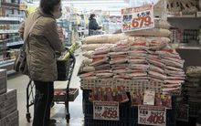 Một quốc gia châu Á ‘chật vật’ với bão giá gạo do nguồn cung khan hiếm: Vì sao giải phóng kho dự trữ, tăng cường nhập khẩu vẫn không thể giảm?