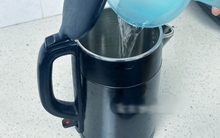 Dùng ấm siêu tốc mà mắc 6 SAI LẦM này, "phá thận" lúc nào không hay