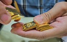 Tối ngày 15-5, giá vàng bất ngờ tăng trở lại, vàng miếng SJC lại ngược dòng