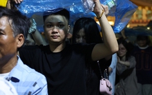 Cảnh tượng chật kín người xếp hàng từ sáng sớm đến đêm khuya để chiêm bái xá lợi Phật tại chùa Quán Sứ gây kinh ngạc